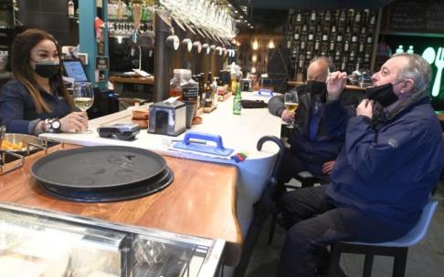 Ayer jueves se volvió a anunciar que el fin de las mascarillas dentro está cada vez más cerca pero sigue sin ponerse fecha.