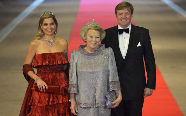 La princesa Beatriz, junto a su hijo Guillermo de Holanda, y su esposa Máxima La princesa Beatriz, junto a su hijo Guillermo de Holanda, y su esposa Máxima