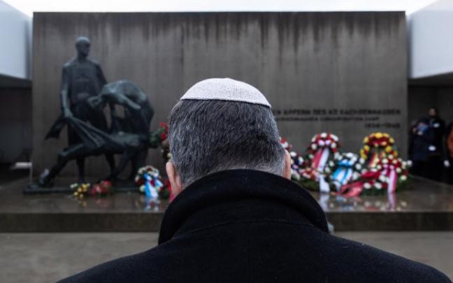 Un hombre asiste a una ofrenda floral en Berlín en el Día Internacional del Holocausto. Un hombre asiste a una ofrenda floral en Berlín en el Día Internacional del Holocausto.
