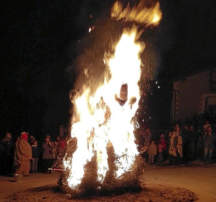 La quema del hombre de paja es el colofón de los Carnavales rurales.