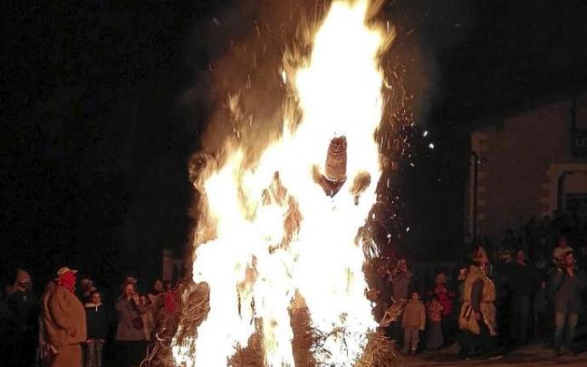 La quema del hombre de paja es el colofón de los Carnavales rurales.