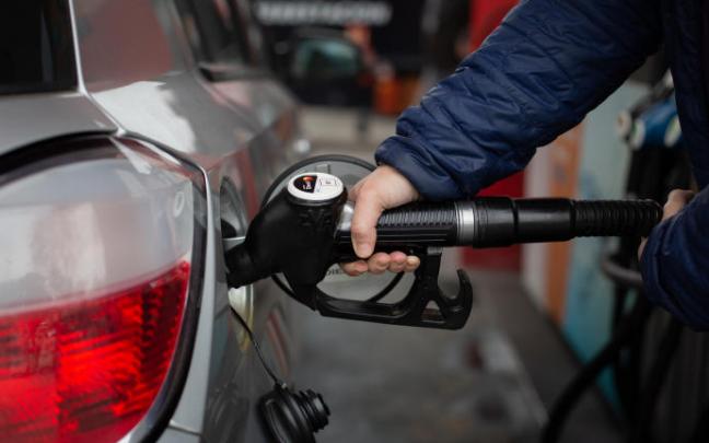 Un hombre repostando gasolina.