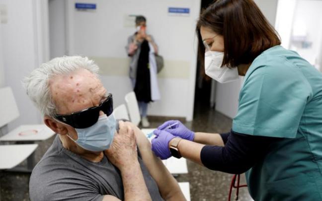 La EMA aboga por proporcionar la dosis de refuerzo a personas mayores o inmunodeprimidas La EMA aboga por proporcionar la dosis de refuerzo a personas mayores o inmunodeprimidas