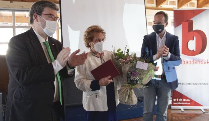 El alcalde de Bilbao, Juan Mari Aburto, y el presidente de bilbaoDendak, Rafael Gardeazabal, en el homenaje