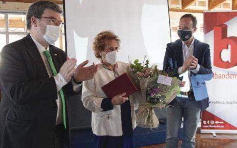 El alcalde de Bilbao, Juan Mari Aburto, y el presidente de bilbaoDendak, Rafael Gardeazabal, en el homenaje