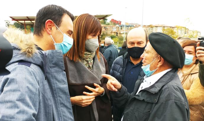 El homenajeado Carmelo Uriarte conversa con Idoia Mendia y Andoni Ortuzar, junto al alcalde de Portugalete y la alcaldesa de Abanto.