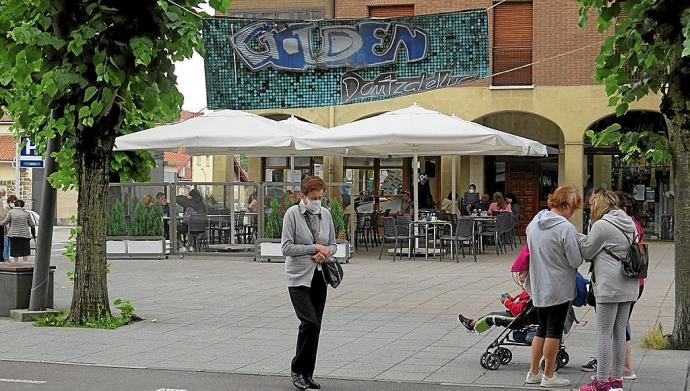 Una pancarta de la discoteca Golden preside estos días la plaza de las estaciones.