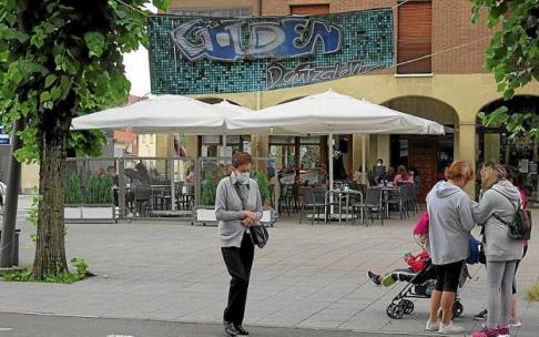 Una pancarta de la discoteca Golden preside estos días la plaza de las estaciones.