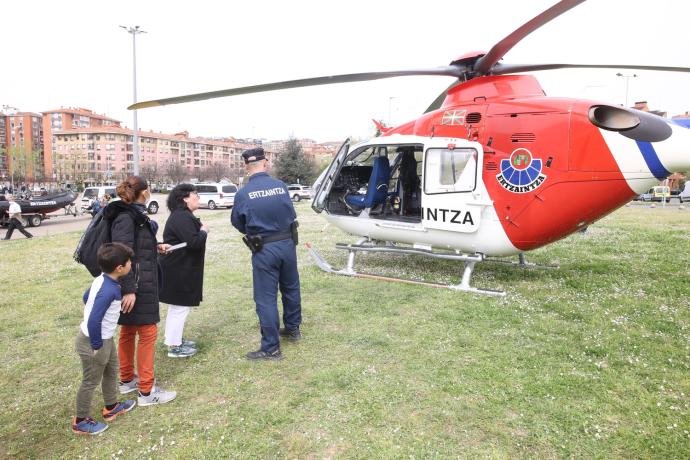 El helicóptero de rescate fue uno de los principales atractivos en la explanada del BEC.