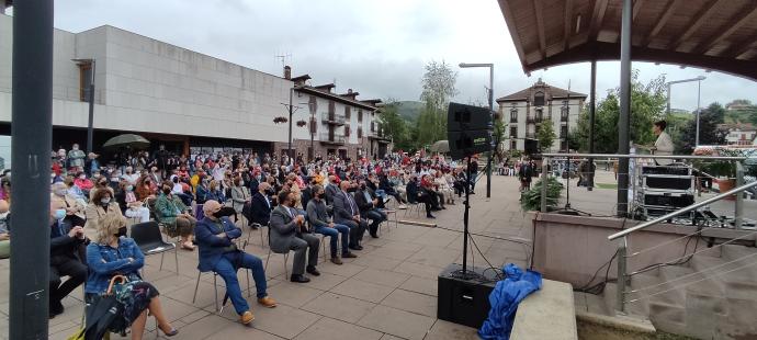 La Presidenta María Chivite ante la multitud congregada en la Plaza de los Fueros de Elizondo.