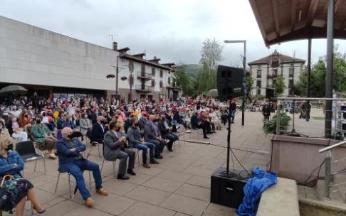 La Presidenta María Chivite ante la multitud congregada en la Plaza de los Fueros de Elizondo.