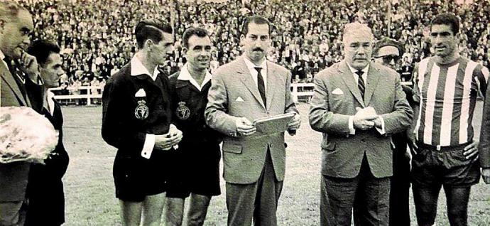 22 de septiembre de 1963. Homenaje a Fernando Muñoz. (De izda. a dcha.): Ricardo Buesa (delegado de campo), juez de línea, José de la Teja Ocejo (árbitro), juez de línea, José Ustaran (presidente), Fernando Muñoz (homenajeado), Vicente Martínez 'Marculeta