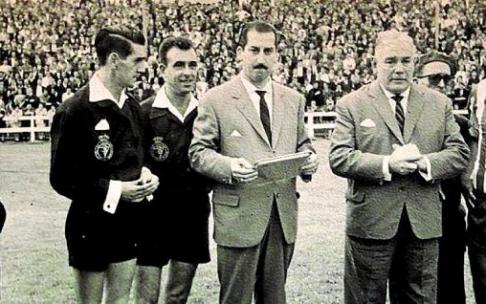 22 de septiembre de 1963. Homenaje a Fernando Muñoz. (De izda. a dcha.): Ricardo Buesa (delegado de campo), juez de línea, José de la Teja Ocejo (árbitro), juez de línea, José Ustaran (presidente), Fernando Muñoz (homenajeado), Vicente Martínez 'Marculeta 22 de septiembre de 1963. Homenaje a Fernando Muñoz. (De izda. a dcha.): Ricardo Buesa (delegado de campo), juez de línea, José de la Teja Ocejo (árbitro), juez de línea, José Ustaran (presidente), Fernando Muñoz (homenajeado), Vicente Martínez 'Marculeta