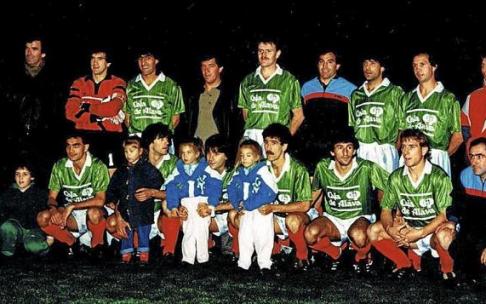 Formaciones del Combinado Vasco y del Deportivo Alavés, que se enfrentaron en Mendizorroza el 22 de diciembre de 1987 en el homenaje a Juan Mari Galarraga. Foto: José Luis Barroso