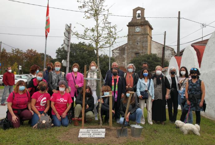 Integrantes de la asociación de mujeres Txirin Txirin y responsables municipales de Gatika, junto al árbol y la placa conmemorativa que instalaron ayer domingo.