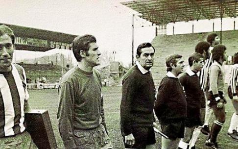 Homenaje al portero albiazul Modesto Tobalina. Gravísimos incidentes en Mendizorroza