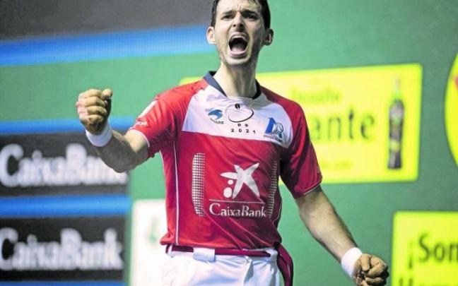 Jokin Altuna celebra uno de los tantos de ayer en el Labrit. Foto: Unai Beroiz Jokin Altuna celebra uno de los tantos de ayer en el Labrit. Foto: Unai Beroiz
