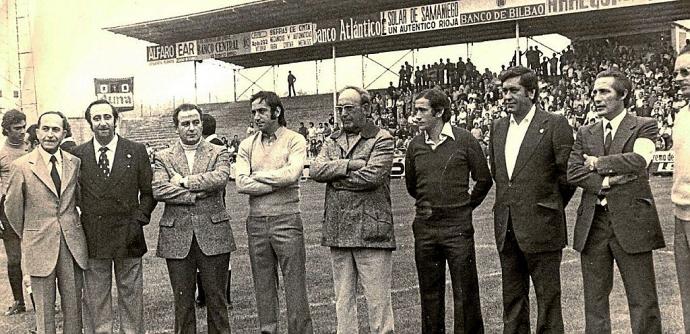 30 de agosto de 1975. Homenaje a Tella y Quintana. De izda. a dcha.: Representante del Sporting de Portugal; José Antonio Orbea (ex presidente); Javier Martínez de Estibariz (delegado en Álava de la Federación Guipuzcoana); Tomás Quintana; Juan Arregui (p