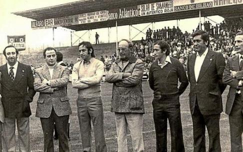 30 de agosto de 1975. Homenaje a Tella y Quintana. De izda. a dcha.: Representante del Sporting de Portugal; José Antonio Orbea (ex presidente); Javier Martínez de Estibariz (delegado en Álava de la Federación Guipuzcoana); Tomás Quintana; Juan Arregui (p 30 de agosto de 1975. Homenaje a Tella y Quintana. De izda. a dcha.: Representante del Sporting de Portugal; José Antonio Orbea (ex presidente); Javier Martínez de Estibariz (delegado en Álava de la Federación Guipuzcoana); Tomás Quintana; Juan Arregui (p