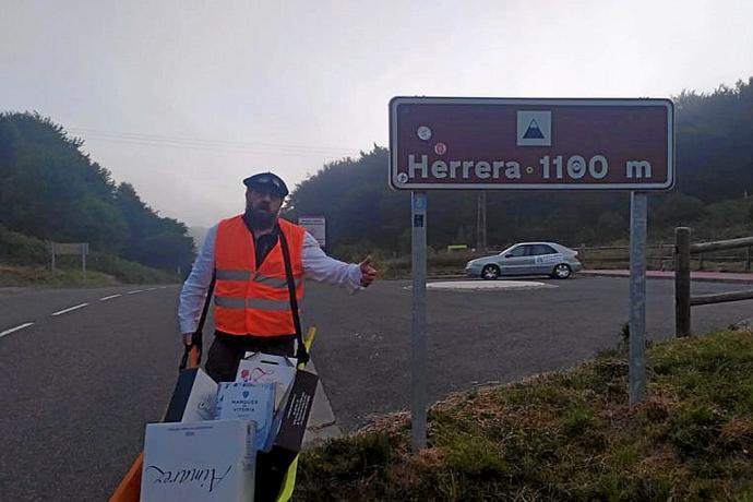 'El tío de la carretilla', en la cima del puerto de Herrera.