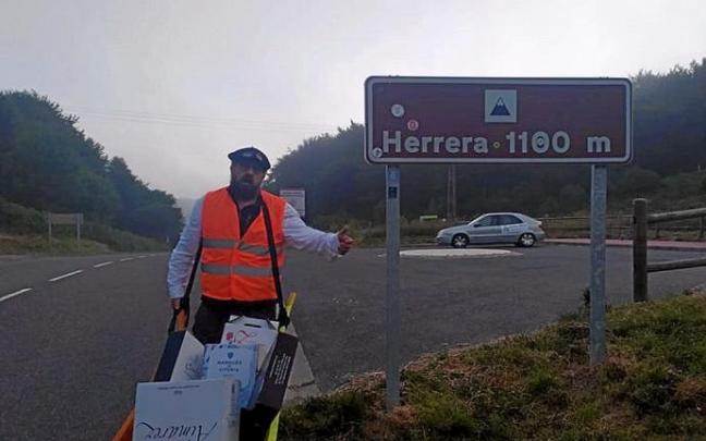 'El tío de la carretilla', en la cima del puerto de Herrera.