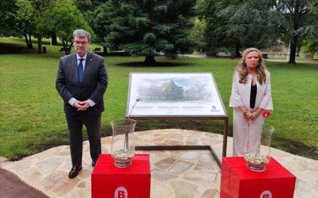 El alcalde Bilbao Juan Mari Aburto y la consejera de salud Gotzone Sagardui en el acto por las víctimas del covid en Bilbao.
