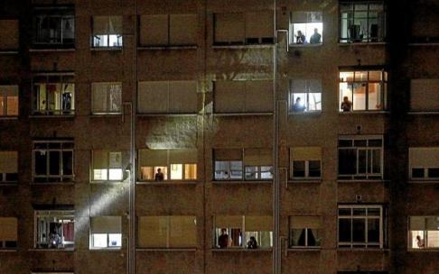 Homenaje a las víctimas del covid y a quienes hacen frente a la pandemia