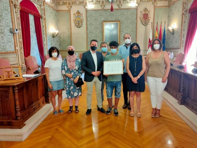 El joven posa con su madre y con varios ediles del Ayuntamiento