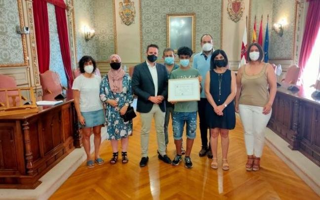El joven posa con su madre y con varios ediles del Ayuntamiento El joven posa con su madre y con varios ediles del Ayuntamiento