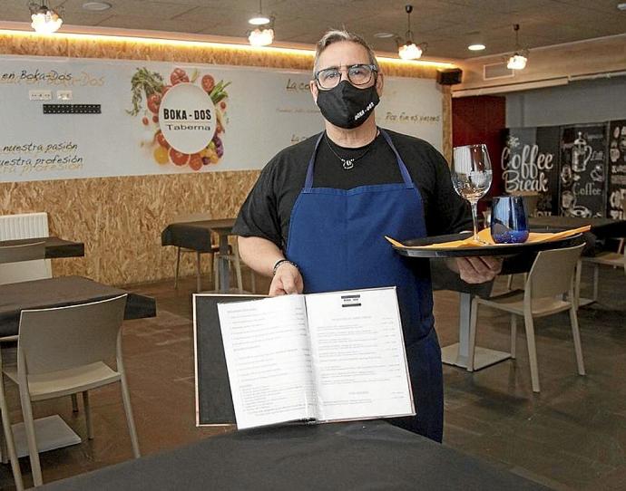 El chef Fernando Etxebarri mostraba ayer el libro de reservas y su cocina del Boka-dos, en la calle Getaria de Vitoria. Fotos: Josu Chavarri