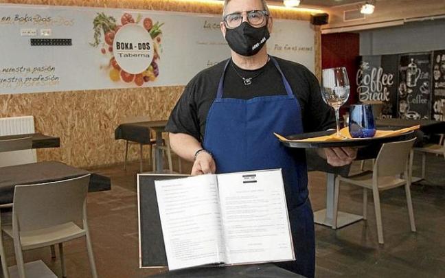 El chef Fernando Etxebarri mostraba ayer el libro de reservas y su cocina del Boka-dos, en la calle Getaria de Vitoria. Fotos: Josu Chavarri