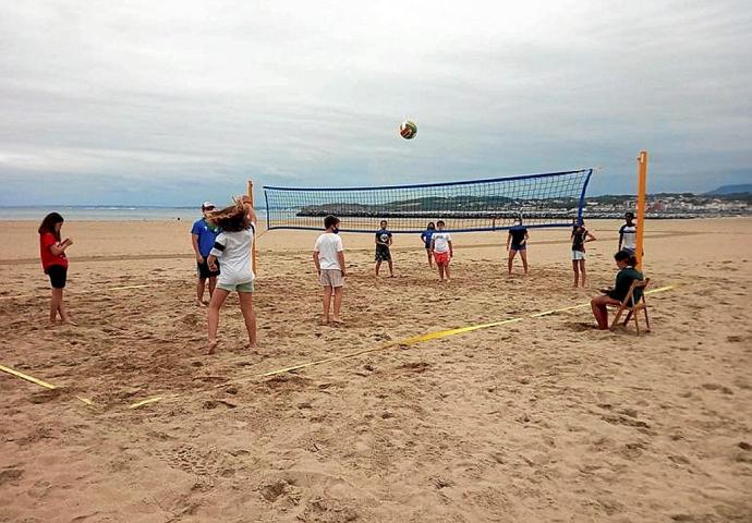 Gazte talde bat boleibol partida bat jokatzen, hondartzan. Foto: N.G.