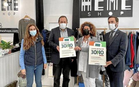 Serrano, Sagarzazu y Hurtado, junto a la responsable del comercio hondarribiarra Heme Shop. Foto: N.G.