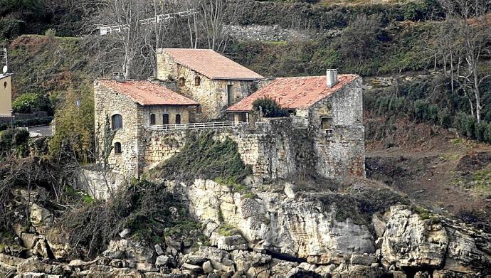 El castillo de San Telmo, ubicado sobre la bahía de Higuer, cerca del puerto refugio de Hondarribia. Foto: N.G.