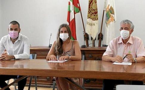 De izda a dcha, Arroyo, Serrano y Álvarez, en el salón de plenos de la casa consistorial.