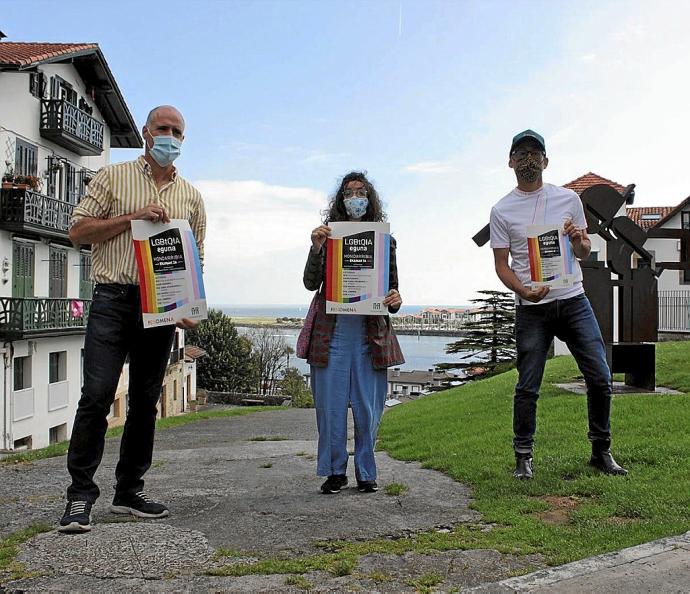 De izda. a dcha., Silanes, Emazabel y Villar, ayer, sosteniendo carteles del evento en Arma Plaza.