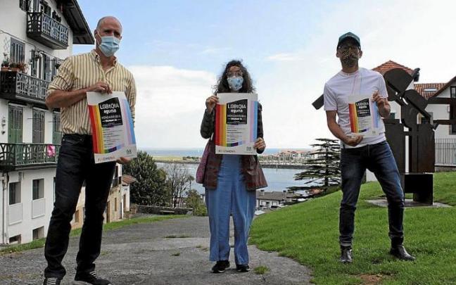 De izda. a dcha., Silanes, Emazabel y Villar, ayer, sosteniendo carteles del evento en Arma Plaza. De izda. a dcha., Silanes, Emazabel y Villar, ayer, sosteniendo carteles del evento en Arma Plaza.