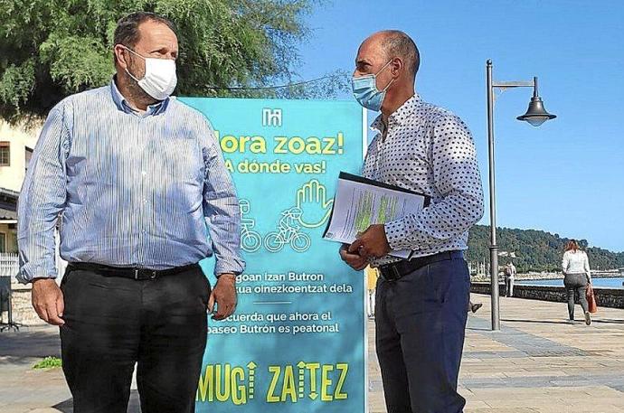 El alcalde Sagarzazu y el edil Silanes, ayer en el paseo Butrón.