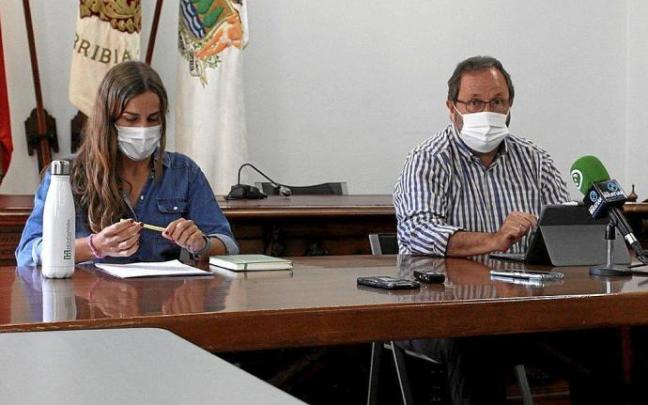 La concejala de Turismo, María Serrano, y el alcalde de Hondarribia, Txomin Sagarzazu, ayer. La concejala de Turismo, María Serrano, y el alcalde de Hondarribia, Txomin Sagarzazu, ayer.