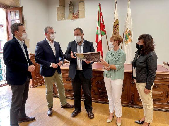 De izq. a dcha., Javier Larrañaga, Markel Olano, Txomin Sagarzazu, Arantxa Tapia e Itziar Epalza, en la reunión del viernes