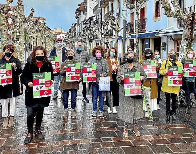 Comerciantes hondarribiarras presentando la campaña de Navidad en la calle San Pedro. Foto: N.G.