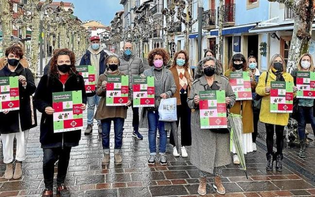Comerciantes hondarribiarras presentando la campaña de Navidad en la calle San Pedro. Foto: N.G.