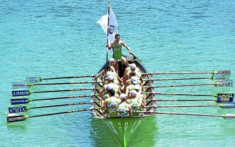 La tripulación de Hondarribia se dirige al muelle donostiarra tras recoger la bandera que le acredita como campeón de Gipuzkoa. Foto: Arnaitz Rubio La tripulación de Hondarribia se dirige al muelle donostiarra tras recoger la bandera que le acredita como campeón de Gipuzkoa. Foto: Arnaitz Rubio