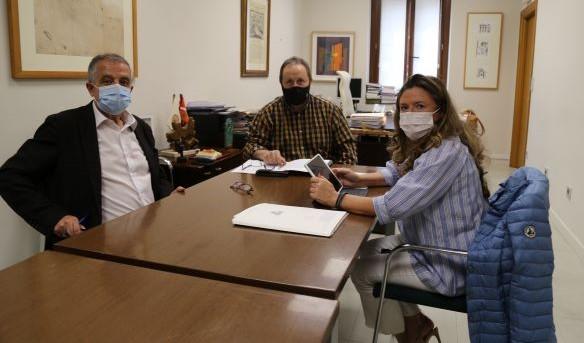 Nestor Arana, Txomin Sagarzazu y Gotzone Sagardui, en la reunión de este lunes en Hondarribia.