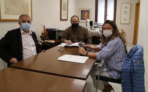 Nestor Arana, Txomin Sagarzazu y Gotzone Sagardui, en la reunión de este lunes en Hondarribia.