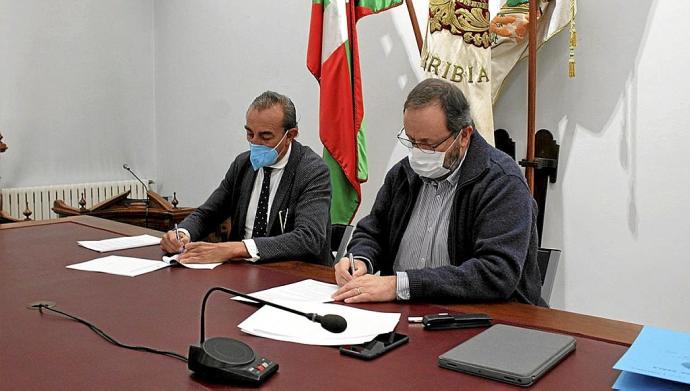 El director general de Visesa, Carlos Quindós, y el alcalde Txomin Sagarzazu, ayer, firmando el convenio.