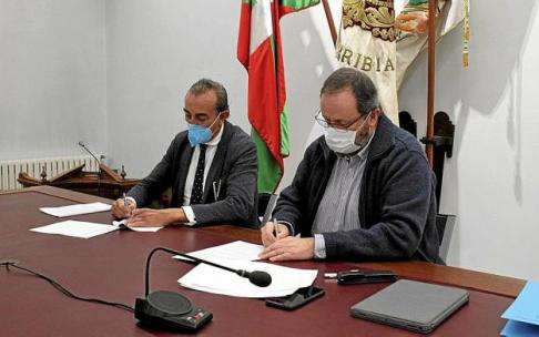 El director general de Visesa, Carlos Quindós, y el alcalde Txomin Sagarzazu, ayer, firmando el convenio. El director general de Visesa, Carlos Quindós, y el alcalde Txomin Sagarzazu, ayer, firmando el convenio.
