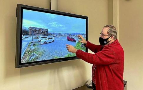 El alcalde Txomin Sagarzazu explica el desarrollo con una imagen del ámbito de Presa I. Foto: N.G. El alcalde Txomin Sagarzazu explica el desarrollo con una imagen del ámbito de Presa I. Foto: N.G.