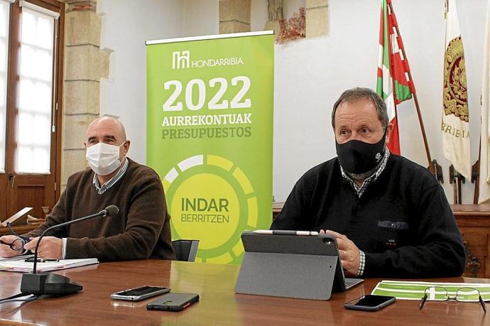 Juan Mari Altuna eta Txomin Sagarzazu, atzo, 2022ko aurrekontua aurkezten, udaletxean.