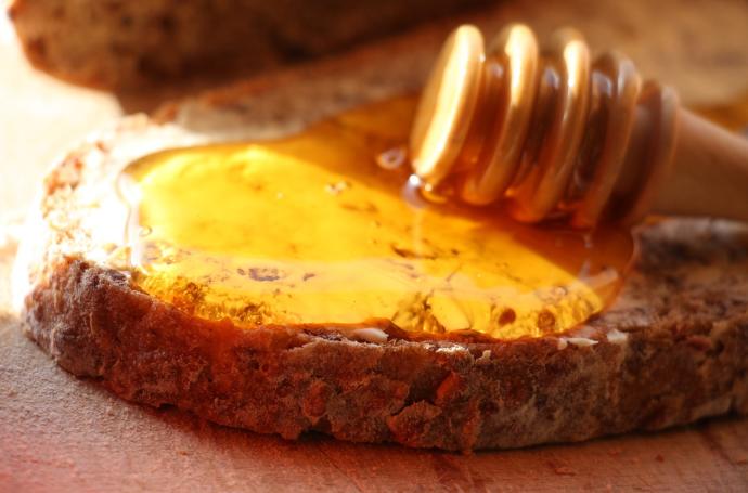 La miel es un alimento que ha formado parte de la dieta humana desde la noche de los tiempos.